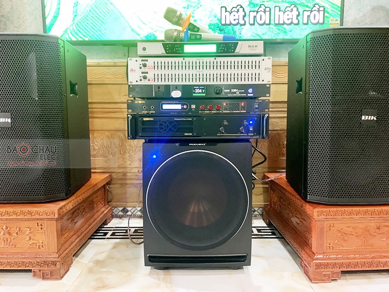 Dàn karaoke gia đình anh Hào 