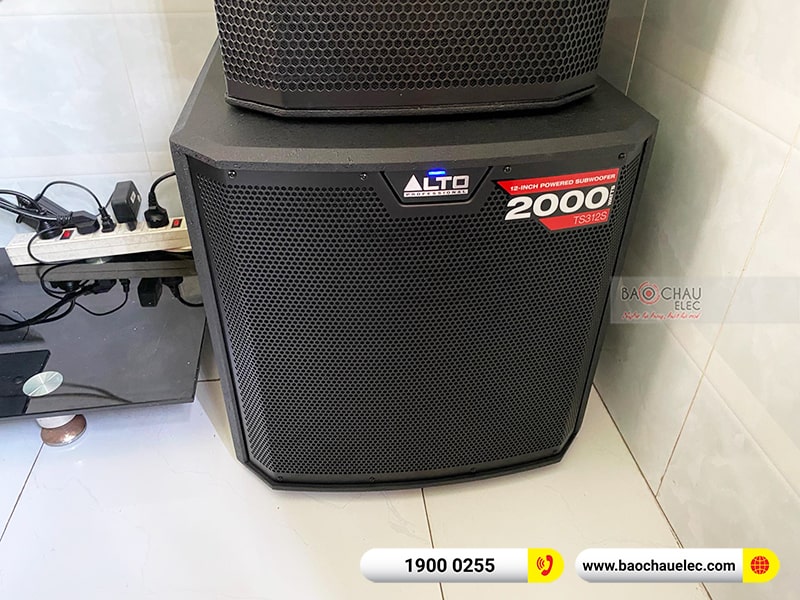 Dàn karaoke gia đình anh Thông