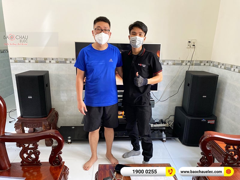 Dàn karaoke gia đình anh Thông
