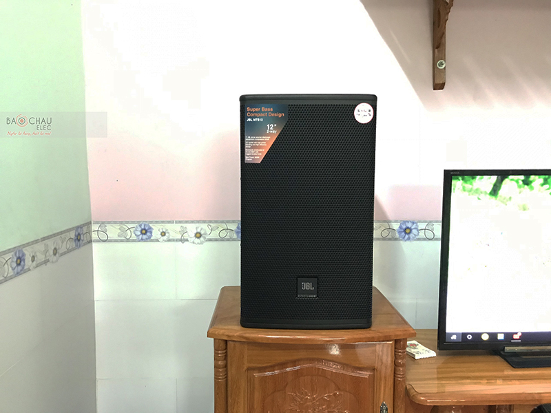 Dàn karaoke gia đình anh Thim