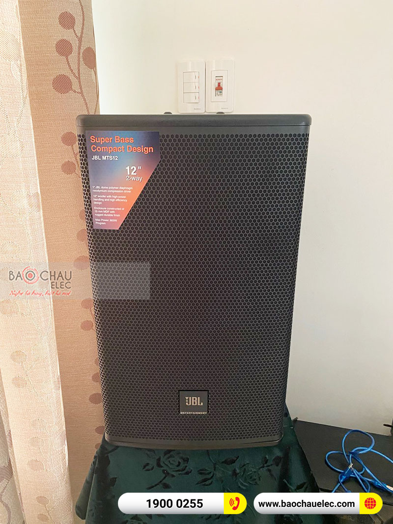Dàn karaoke gia đình anh Linh