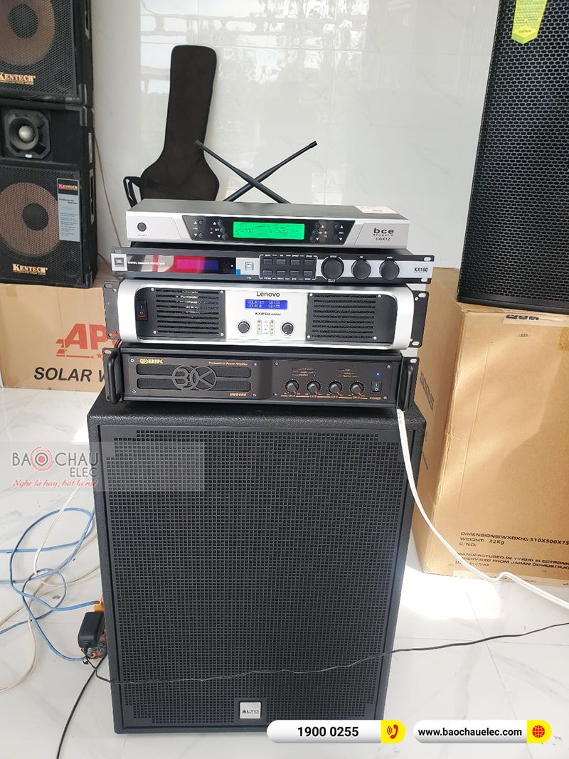 Dàn karaoke gia đình anh Sơn