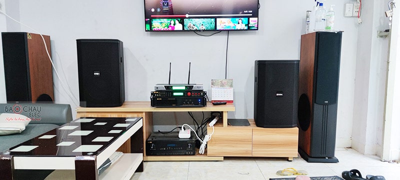 Dàn karaoke gia đình anh Hiếu 