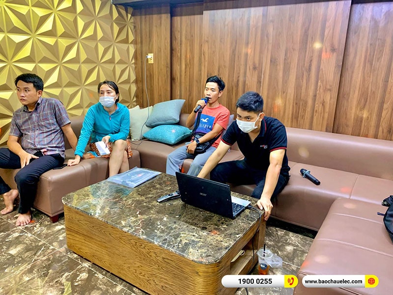 D&agrave;n karaoke gia đ&igrave;nh chị Trinh 
