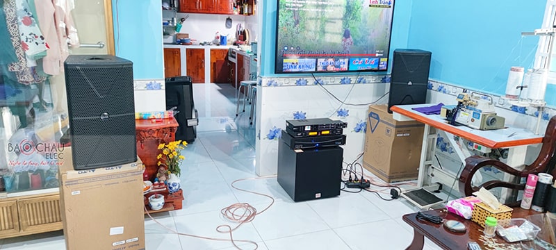 Dàn karaoke gia đình chú Thân