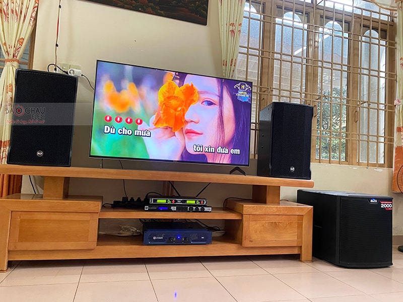 Dàn karaoke gia đình anh Cương