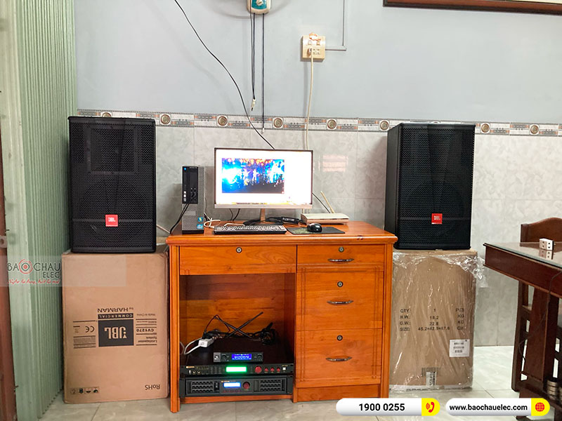 Dàn karaoke gia đình anh Luật