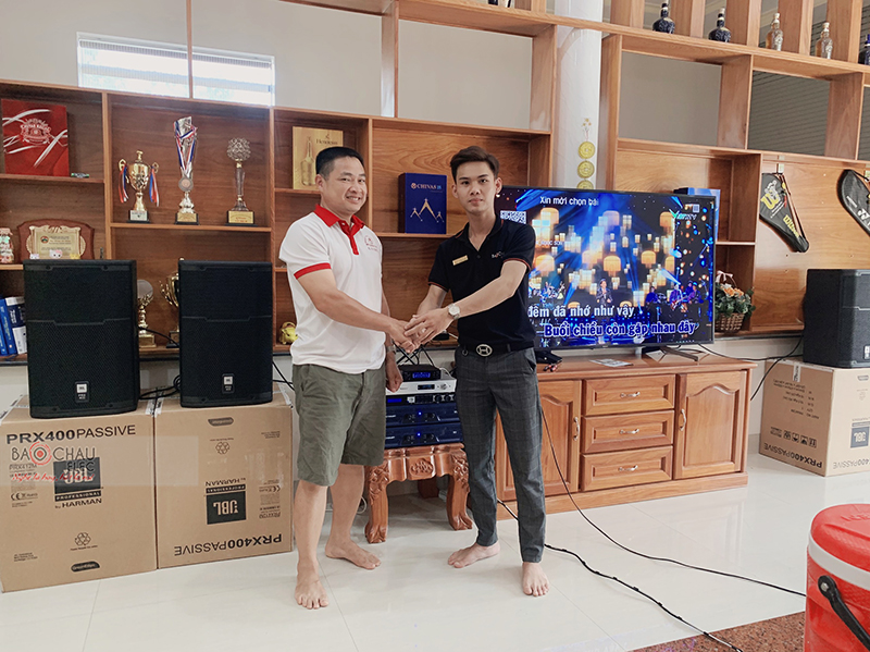 Dàn karaoke gia đình anh Sơn h4
