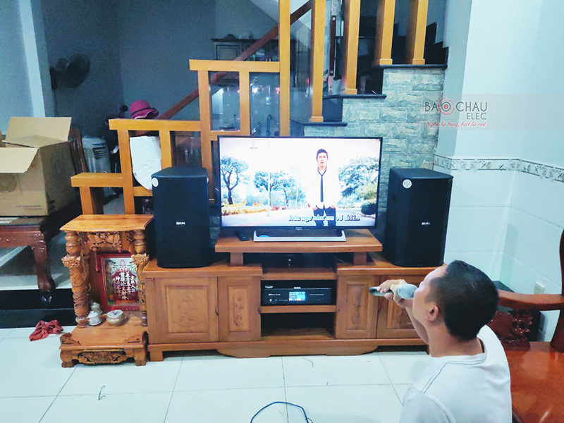 Dàn karaoke gia đình anh Thắng