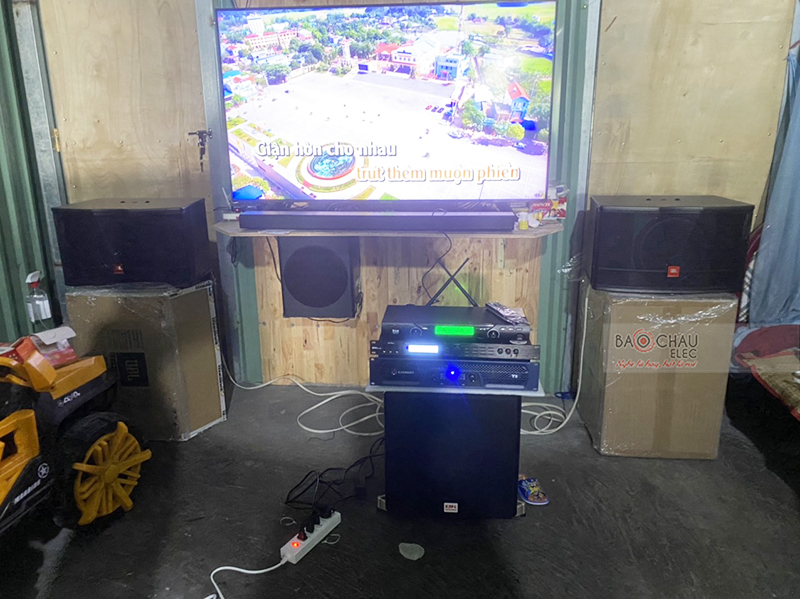Dàn karaoke gia đình anh Tuấn