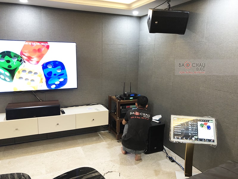 Dàn karaoke, xem phim gia đình anh Quân