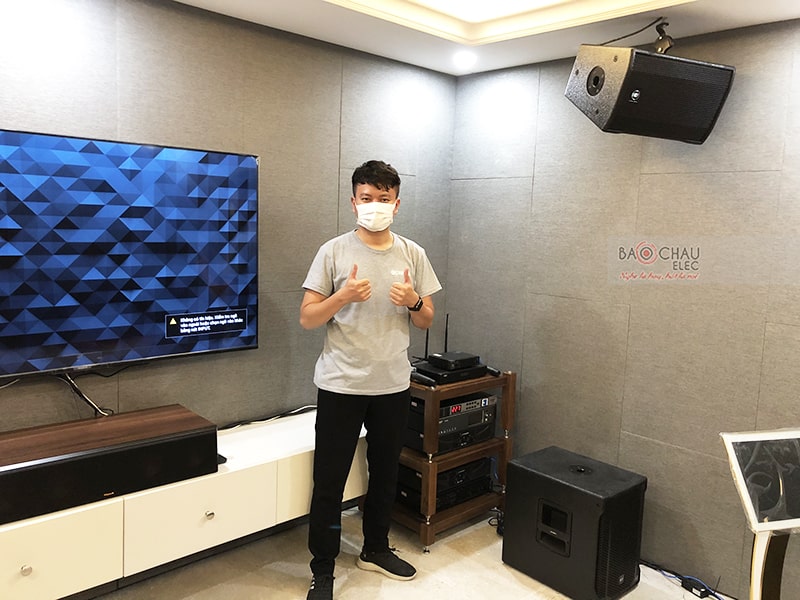 Dàn karaoke, xem phim gia đình anh Quân