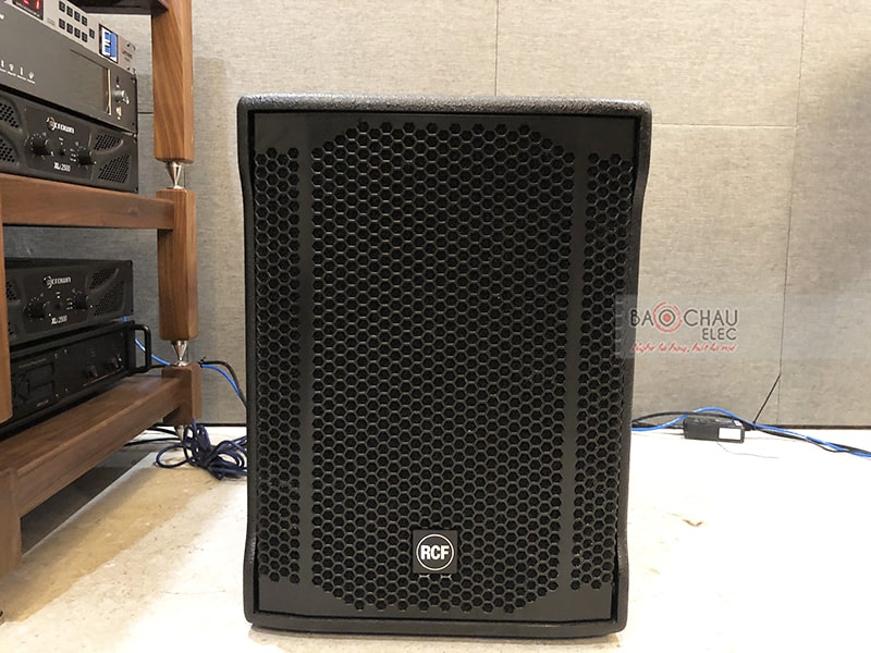 Dàn karaoke, xem phim gia đình anh Quân
