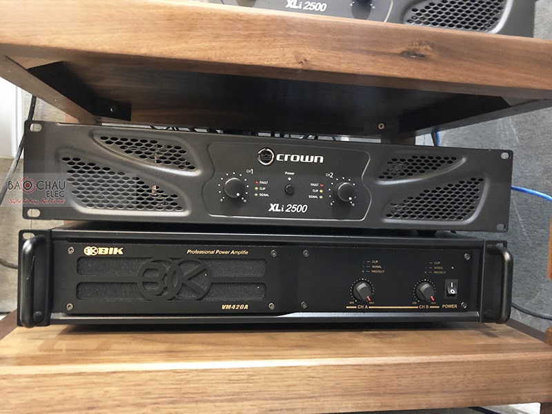 Dàn karaoke, xem phim gia đình anh Quân