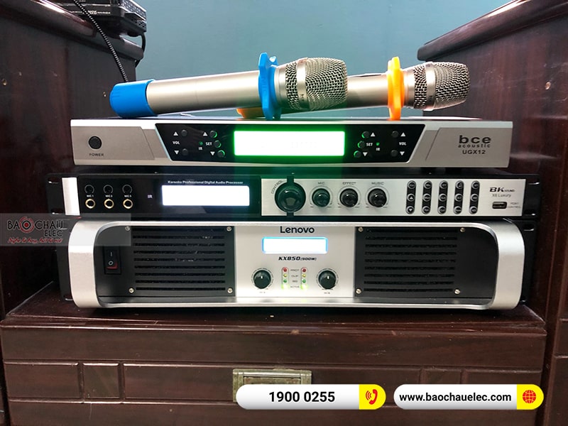 Dàn karaoke gia đình cô Hoa