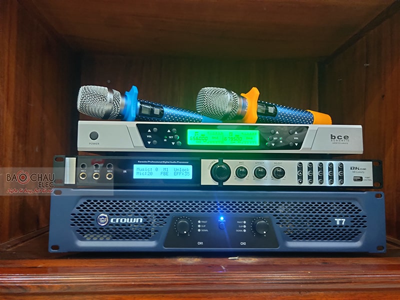 Dàn karaoke gia đình anh Quang