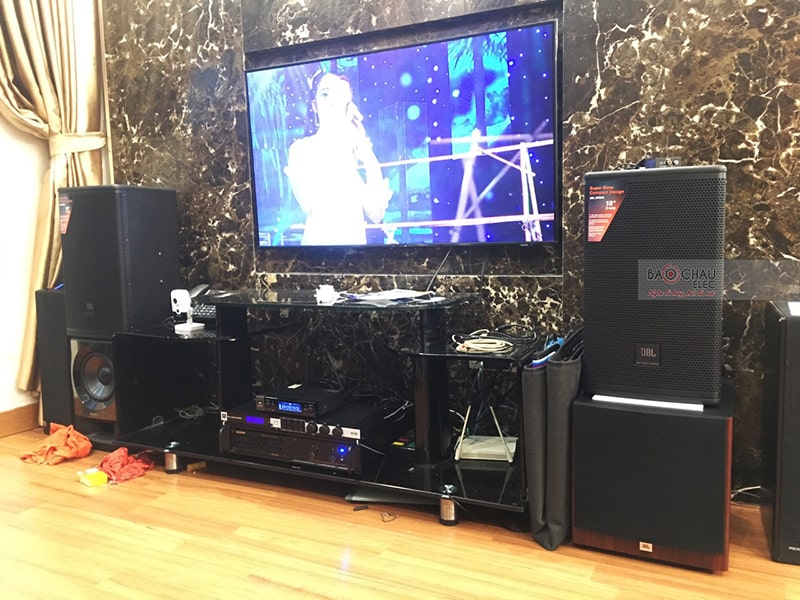 Dàn karaoke gia đình anh Sơn 