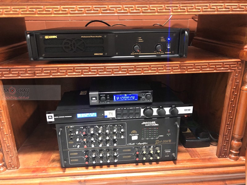 Dàn karaoke gia đình anh Tiến