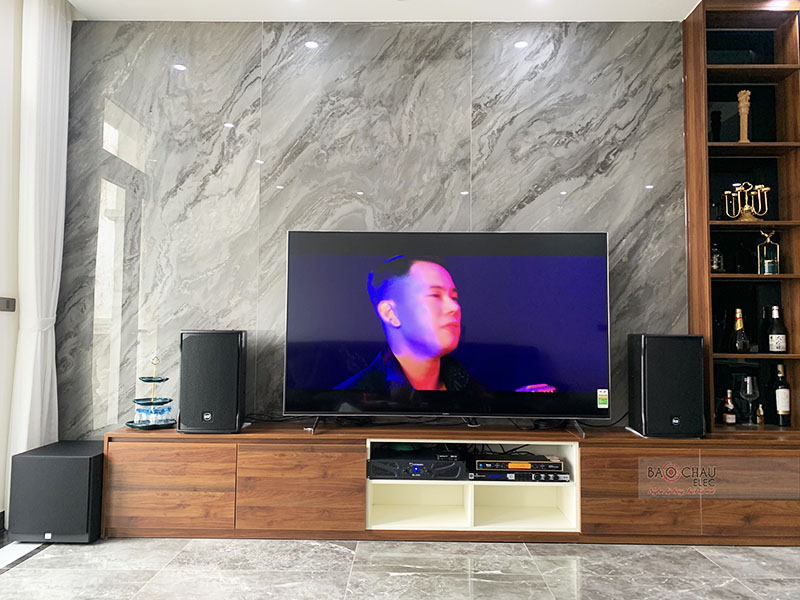 Dàn karaoke gia đình anh Tùng tại Hà Nội