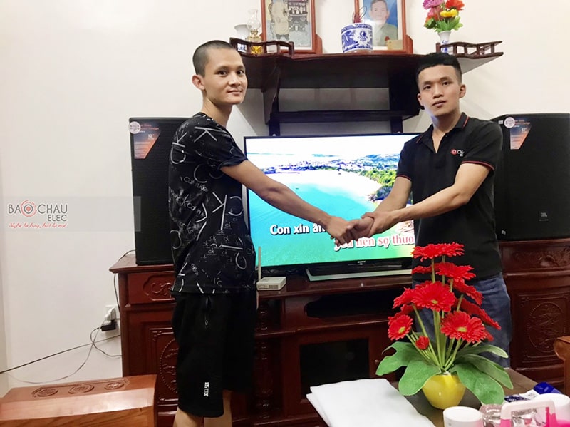 Dàn karaoke gia đình anh Hiếu