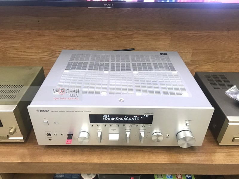 Amply nghe nhạc Yamaha R-N303 được sử dụng trong bộ d&agrave;n 