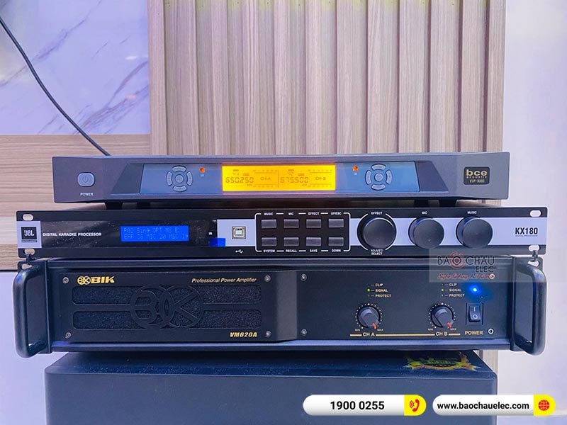 Dàn karaoke gia đình anh Tùng