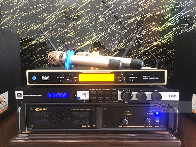 Dàn karaoke gia đình anh Đông