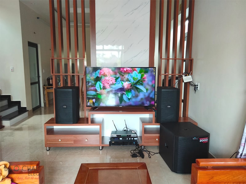 Dàn karaoke gia đình anh Quyết