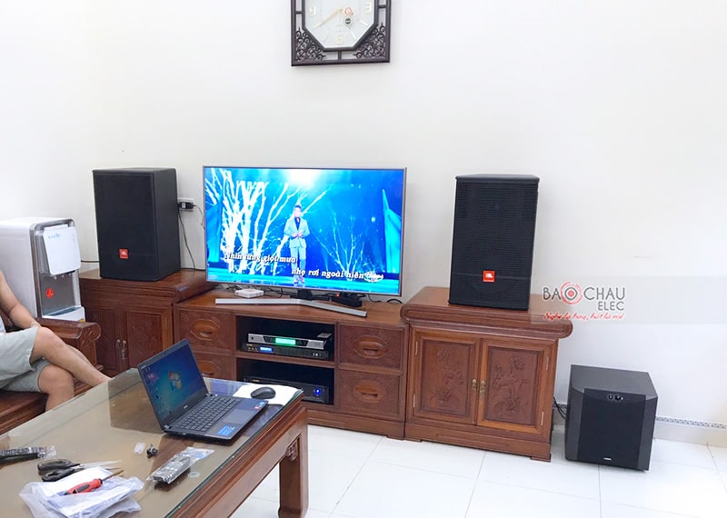 Dàn karaoke gia đình anh Hùng