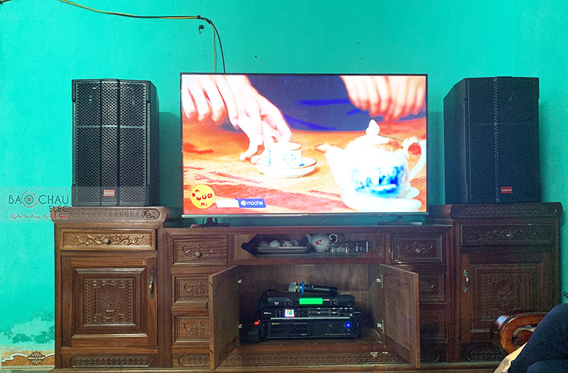 Dàn karaoke gia đình chị Hằng