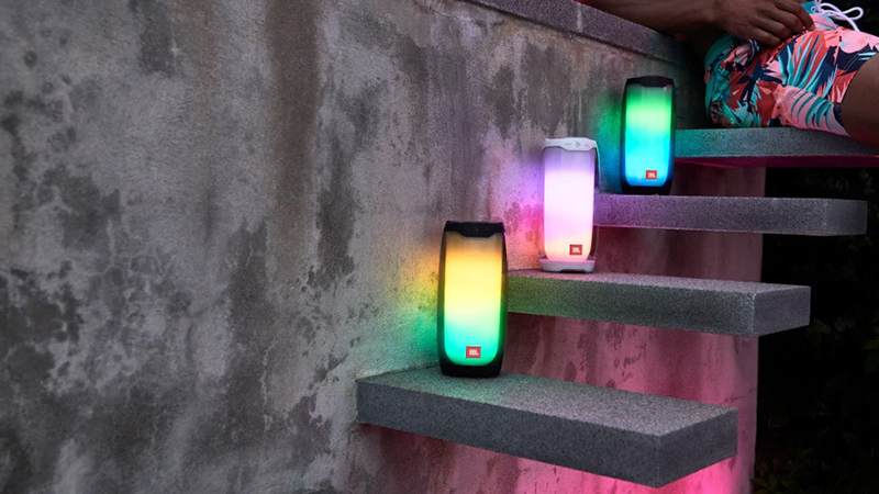 Loa bluetooth JBL t&aacute;i tạo chất &acirc;m cực hay