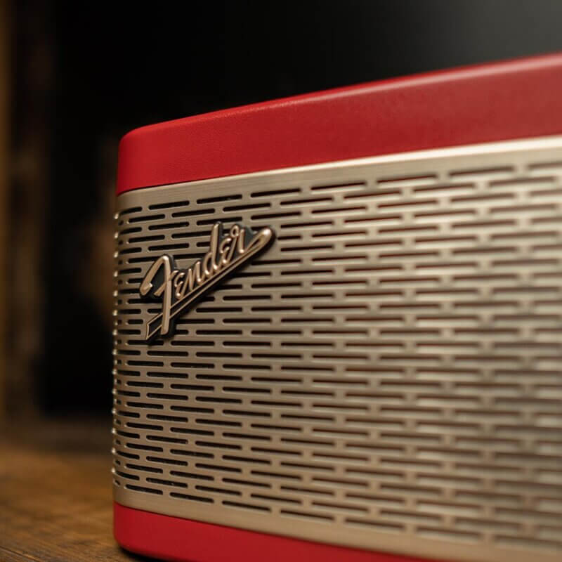 Loa Fender Newport 2