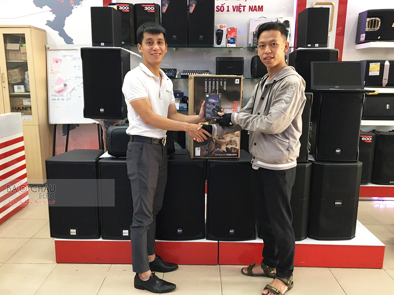 Những kh&aacute;ch h&agrave;ng đầu ti&ecirc;n may mắn sở hữu d&ograve;ng loa JBL mới nhất 2020 n&agrave;y