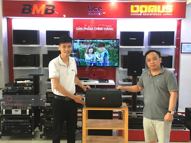 Những kh&aacute;ch h&agrave;ng may mắn đầu ti&ecirc;n sở hữu d&ograve;ng loa JBL Party Box On The Go hot nhất 2020 