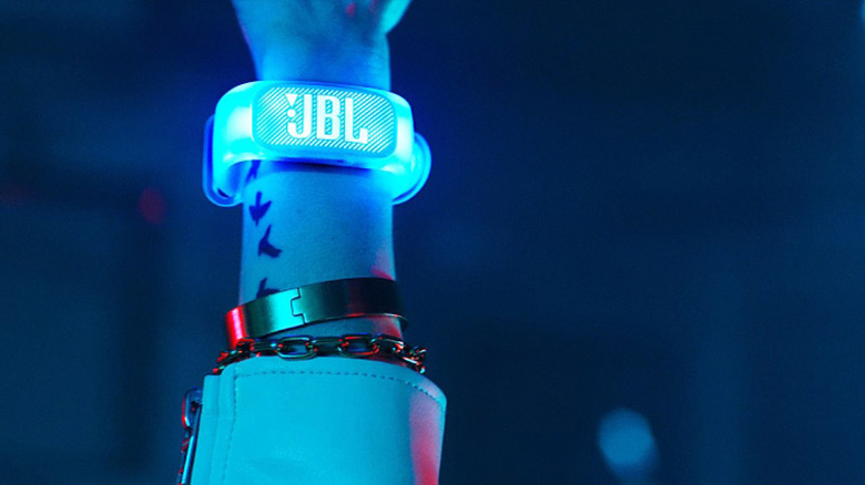 Loa JBL PartyBox 1000 c&oacute; v&ograve;ng đeo tay ph&aacute;t s&aacute;ng