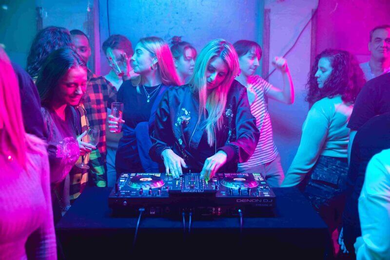 B&agrave;n DJ Denon Prime 2