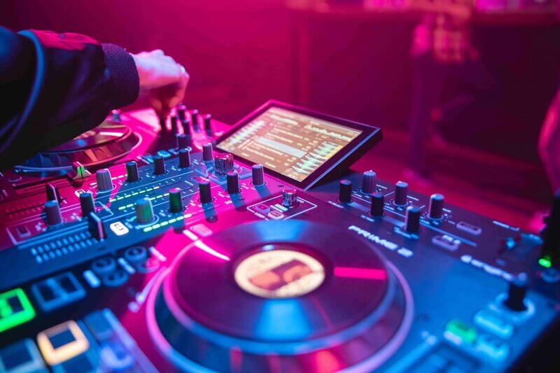B&agrave;n DJ Denon Prime 2