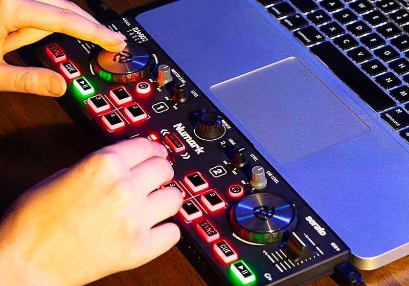 Bàn DJ di động Numark DJ2GO2 Touch