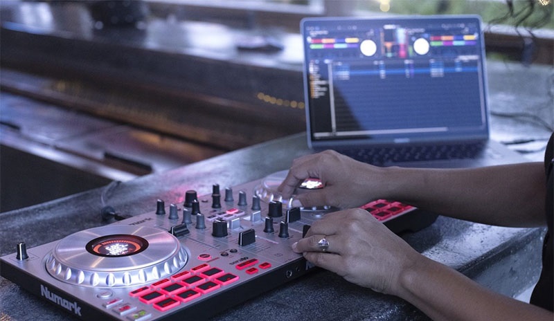 B&agrave;n DJ Numark Mixtrack Platinum FX Silver 