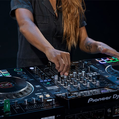 B&agrave;n DJ Pioneer XDJ-XZ-W