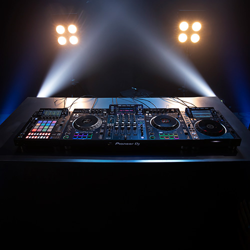B&agrave;n DJ Pioneer XDJ-XZ-W
