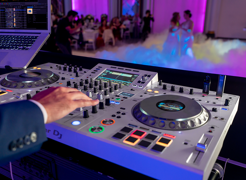 B&agrave;n DJ Pioneer XDJ-XZ-W