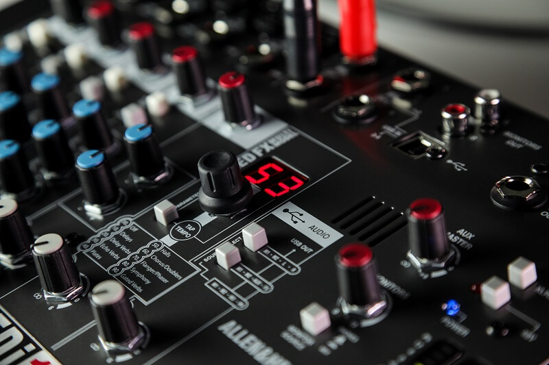 B&agrave;n mixer Allen & Heath ZEDi-10FX