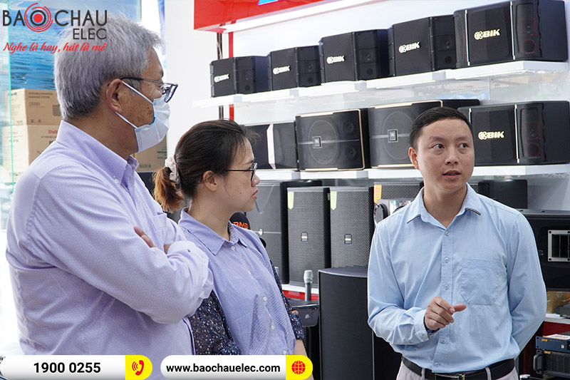 Chuyến gh&eacute; thăm của chủ tịch Tanaka đến showroom Trần Kh&aacute;t Ch&acirc;n