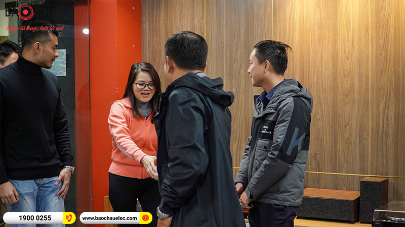 Chuyến gh&eacute; thăm của ng&agrave;i Mr.Winky đại diện h&atilde;ng McInTosh v&agrave; đại diện Đ&ocirc;ng Th&agrave;nh H&ograve;a Ph&uacute;c tới showroom Bảo Ch&acirc;u Elec