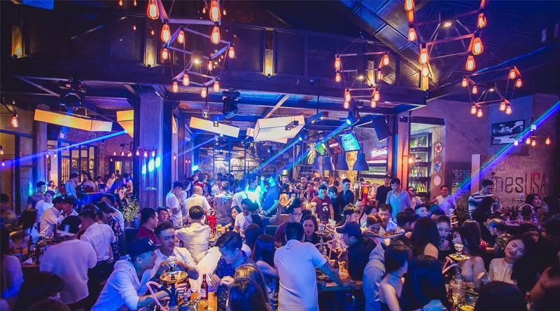 Club là gì? Cách phân biệt Club với Bar, Pub, Lounge chính xác nhất