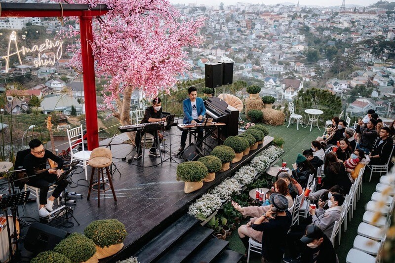 Bộ dàn âm thanh của quán cafe Amazing Show tại Đà Lạt gồm những thiết bị gì?