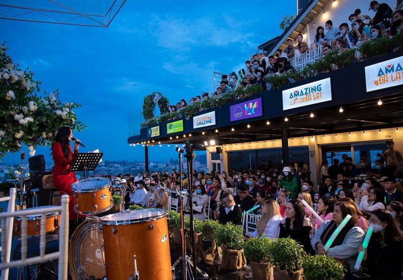 Bộ dàn âm thanh của quán cafe Amazing Show tại Đà Lạt gồm những thiết bị gì?