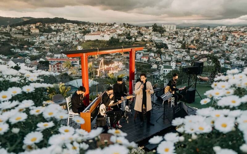 Bộ dàn âm thanh của quán cafe Amazing Show tại Đà Lạt gồm những thiết bị gì?