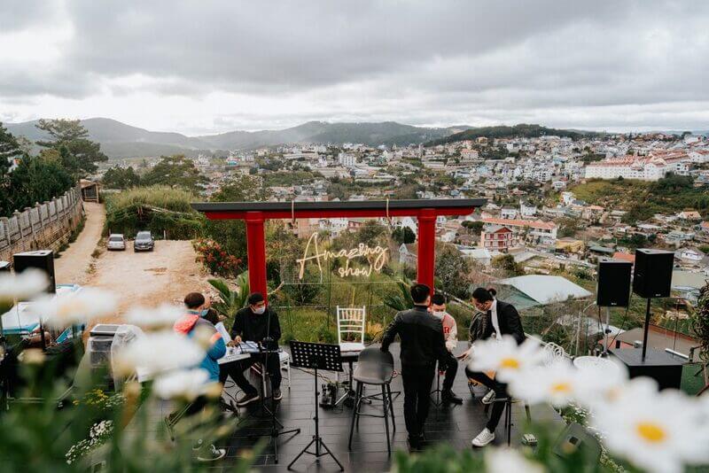 Bộ dàn âm thanh của quán cafe Amazing Show tại Đà Lạt gồm những thiết bị gì?